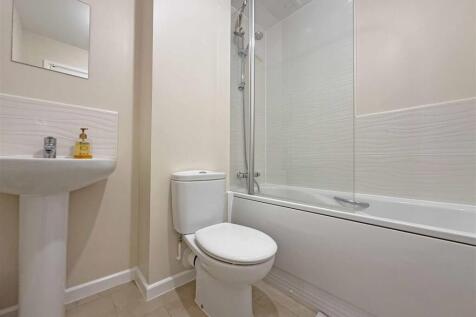 Cobham Close 14 - Bathroom.jpg
