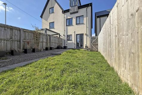 Cobham Close 14 - Garden Long.jpg