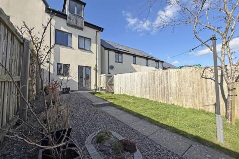 Cobham Close 14 - Garden Patio.jpg