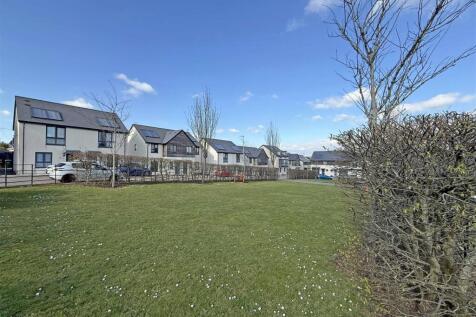 Cobham Close 14 - Communal Green.jpg