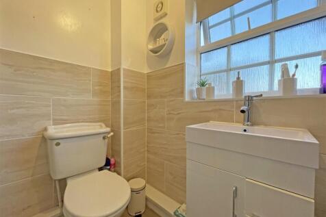 Temeraire Road 85 en suite for inside.jpg