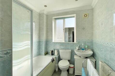 Austin Crescent 292 - Bathroom.jpg