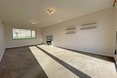 Hopton Close 6 - Lounge Front.jpg