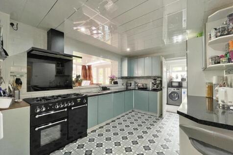 Mardon Close 15 - Kitchen FRONT PAGE.jpg