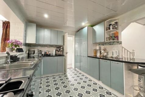Mardon Close 15 - Kitchen.jpg