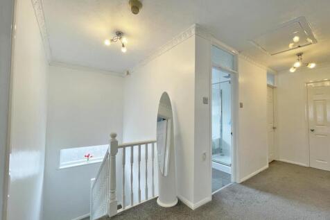 Mardon Close 15 - Landing.jpg