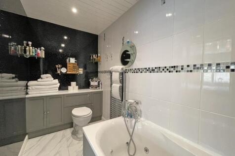 Mardon Close 15 - Ensuite a.jpg