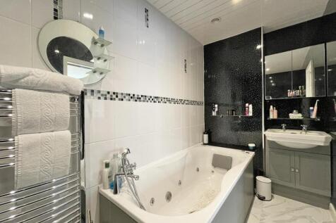 Mardon Close 15 - Ensuite b.jpg