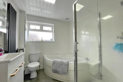 Mardon Close 15 - Bath.jpg