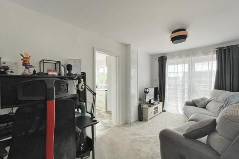 Mardon Close 15 - Annexe Lounge.jpg