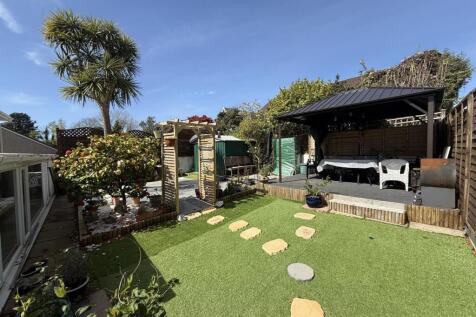 Mardon Close 15 - Garden 1.jpg