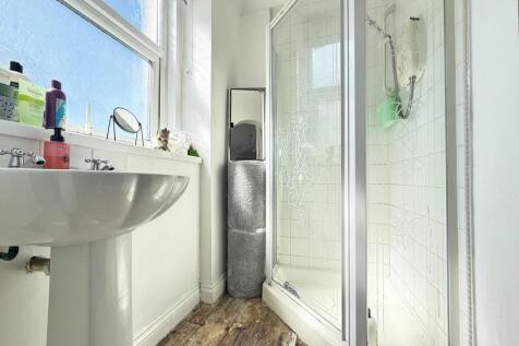 Palmerston Street 10 - En -suite.jpg