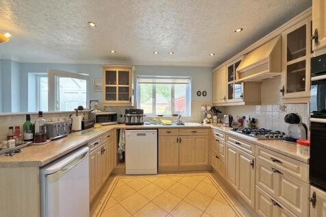 The Hollows 5 - Kitchen 2.jpg