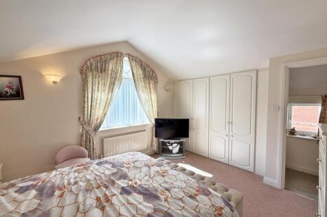 The Hollows 5 - Bed 1a.jpg