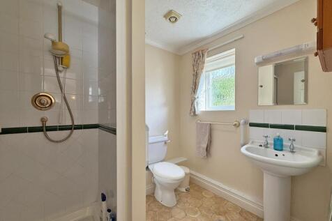 The Hollows 5 - En Suite.jpg