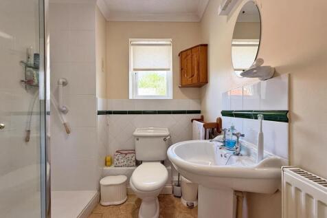The Hollows 5 - Shower Room.jpg