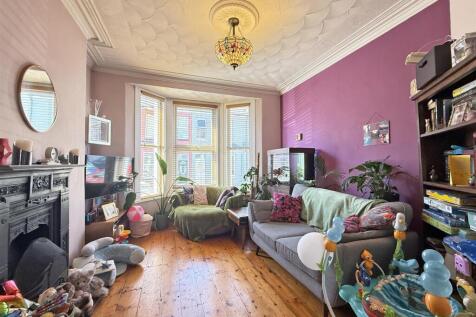 Cotehele Avenue 90 - Lounge FP.jpg