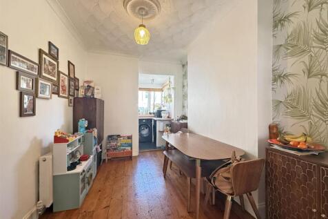 Cotehele Avenue 90 - Dining.jpg