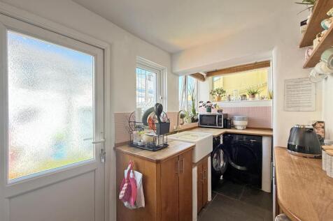 Cotehele Avenue 90 - Kitchen 2.jpg