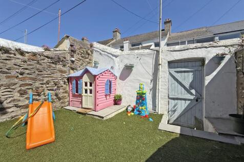 Cotehele Avenue 90 - Courtyard.jpg