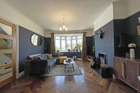 Beacon Down Avenue 40 - Lounge Front...jpg