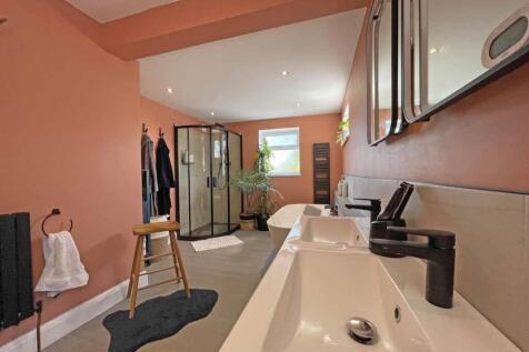 Beacon Down Avenue 40 - Bathroom Front.jpg