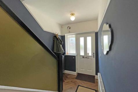 Beacon Down Avenue 40 - Entrance Hall 2.jpg
