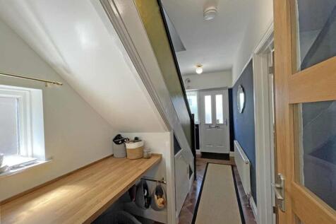 Beacon Down Avenue 40 - Entrance Hall.jpg