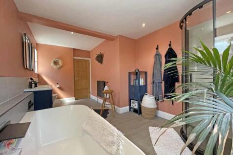 Beacon Down Avenue 40 - Bathroom 1.jpg