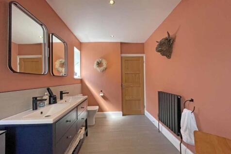 Beacon Down Avenue 40 - Bathroom 3.jpg