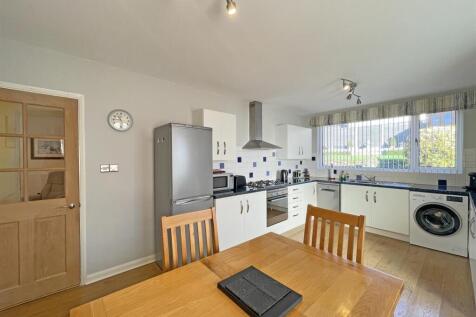 Briarleigh Close 21 Kitchen 2...jpg
