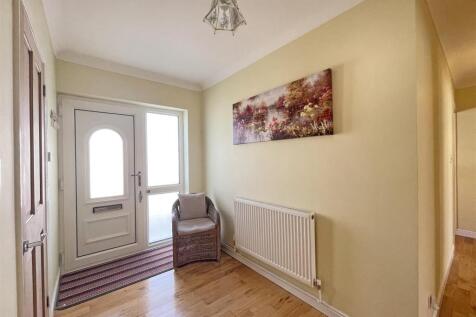 Briarleigh Close 21 Entrance Hall.jpg