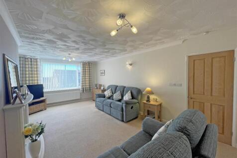 Briarleigh Close 21 Lounge 3.jpg