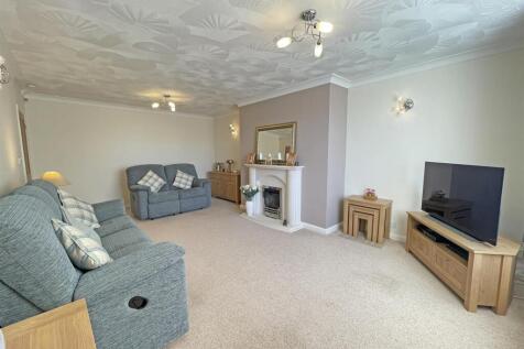Briarleigh Close 21 Lounge 2.jpg