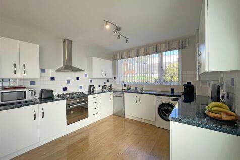 Briarleigh Close 21 Kitchen 3.jpg