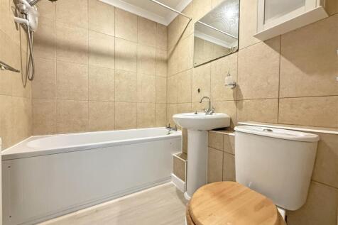 Rigdale Close 71 - New Bathroom.jpg