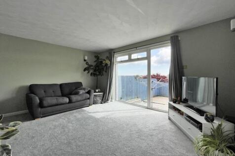 Ditton Court 7 - Lounge 3.jpg