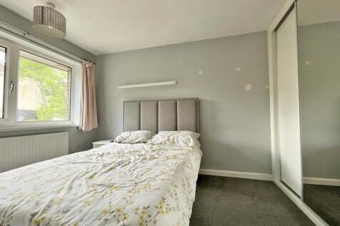 Ditton Court 7 - Bed 1.jpg
