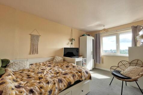 Ditton Court 7 - Bed 2.jpg