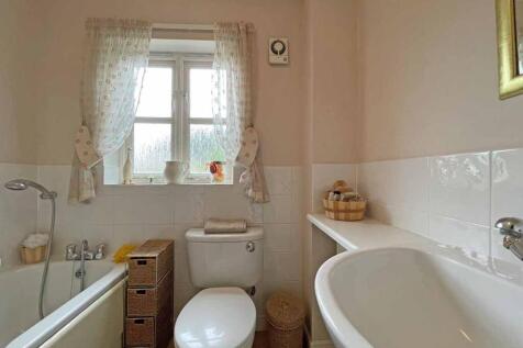 Temeraire Road 2 - Bathroom 1.jpg