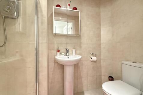 Erlstoke Close 81 - Shower.jpg