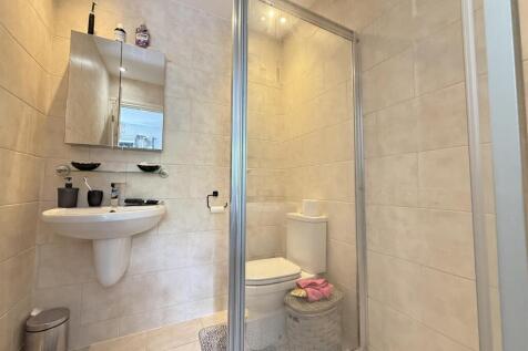 Erlstoke Close 81 - En Suite 2.jpg