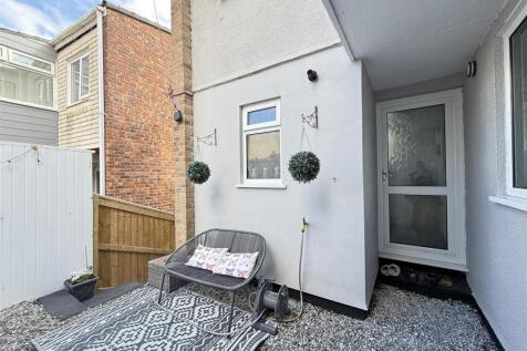 Erlstoke Close 81 - Courtyard.jpg