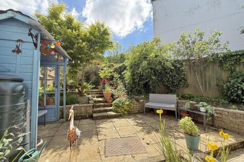 Mersey Close 66 - Garden 2.jpg