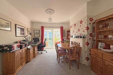Lester Close 10 Dining Room Front.jpg