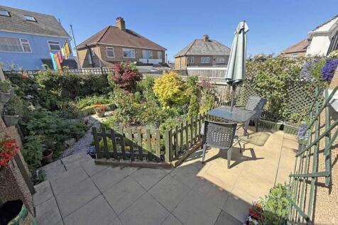 Lester Close 10 Garden Front.jpg