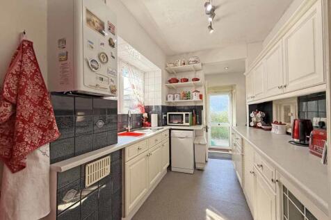 Lester Close 10 Kitchen.jpg