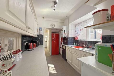 Lester Close 10 Kitchen 2.jpg