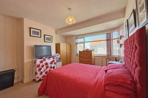 Lester Close 10 Bed 1.jpg