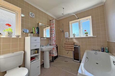 Lester Close 10 Bathroom.jpg